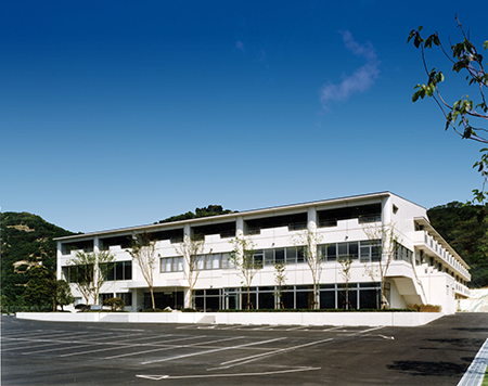 施設南西面全景 向島ケアハウスの南西面全景です。
